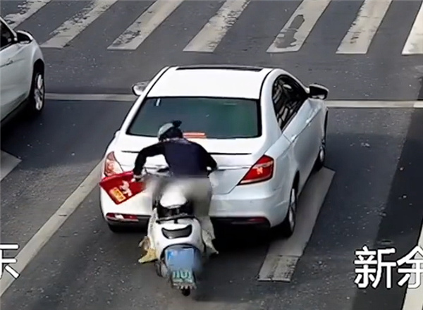 女子骑摩托追尾等红灯汽车后甩锅：他不该停在这！ 女子骑摩托追尾等红灯汽车后甩锅 第1张