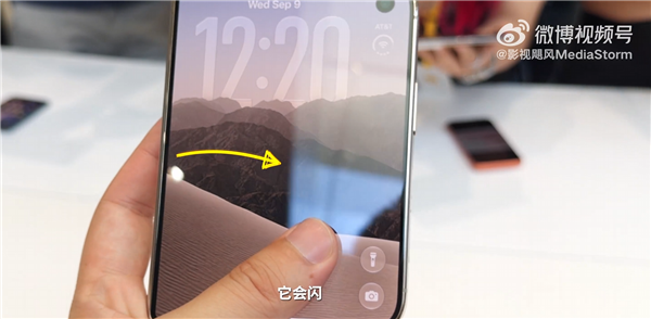 iPhone Duo可靠性翻车：影视飓风Tim在苹果总部掰一下就闪屏了 Duo 第2张