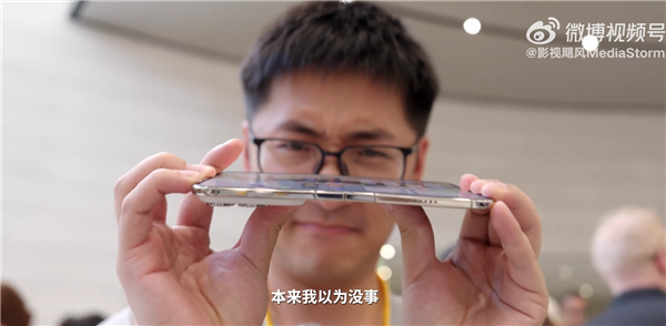 iPhone Duo可靠性翻车：影视飓风Tim在苹果总部掰一下就闪屏了 Duo 第1张