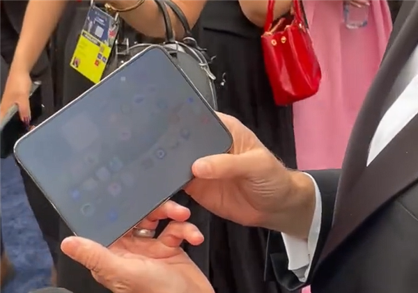 iPhone Duo可靠性翻车：影视飓风Tim在苹果总部掰一下就闪屏了 Duo 第3张