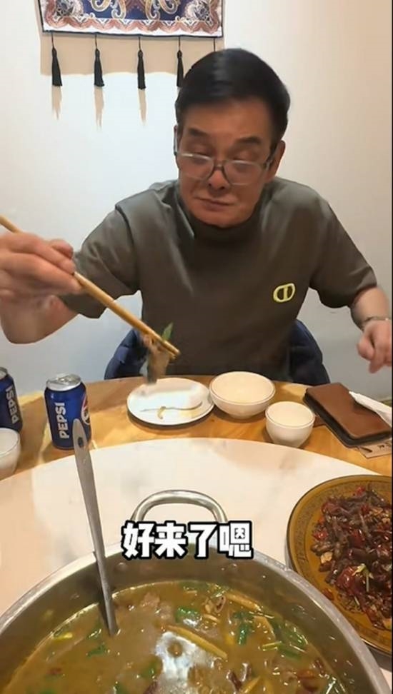 72岁“鸠摩智”演员化身美食博主 为游客介绍香港 第2张