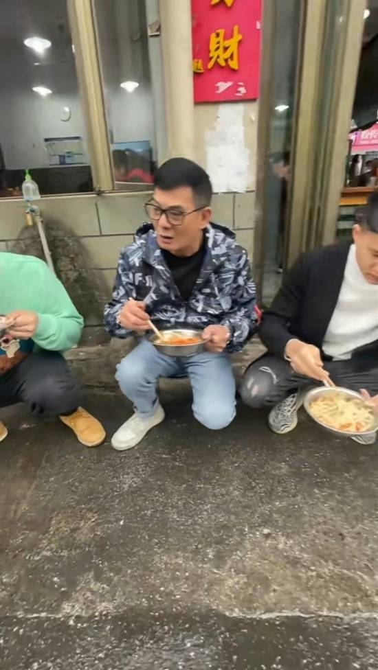 72岁“鸠摩智”演员化身美食博主 为游客介绍香港 第3张