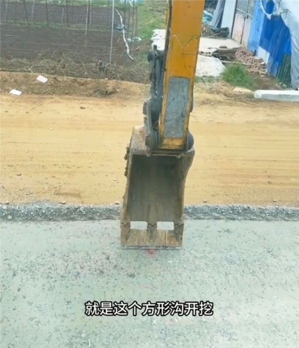 起猛了！挖掘机也带智驾自动挖沟 网友：蓝翔还能开几年 智驾自动挖沟 第2张