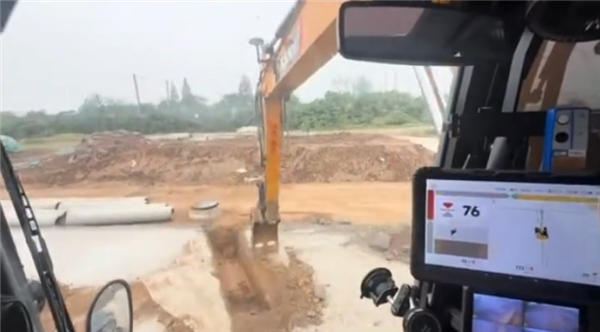 起猛了！挖掘机也带智驾自动挖沟 网友：蓝翔还能开几年 智驾自动挖沟 第3张