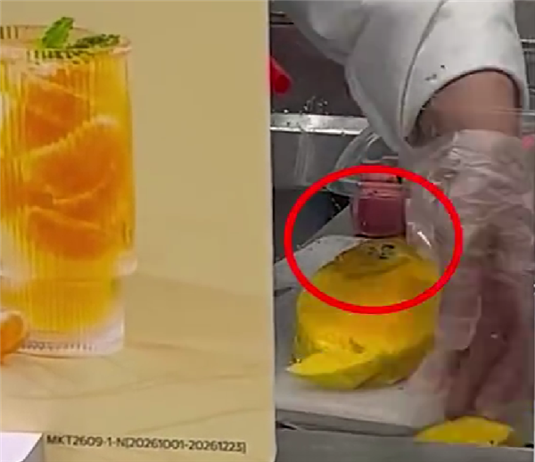 沃尔玛被曝员工用坏果做果切售卖！门店回应：正核实调查 沃尔玛 第1张
