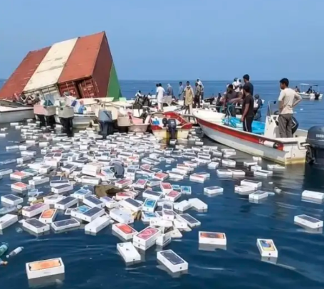 千万播放全网疯传！霍尔木兹海峡海面漂满iPhone竟是AI编造 霍尔木兹海峡海面漂满iPhone竟是AI编造 第1张