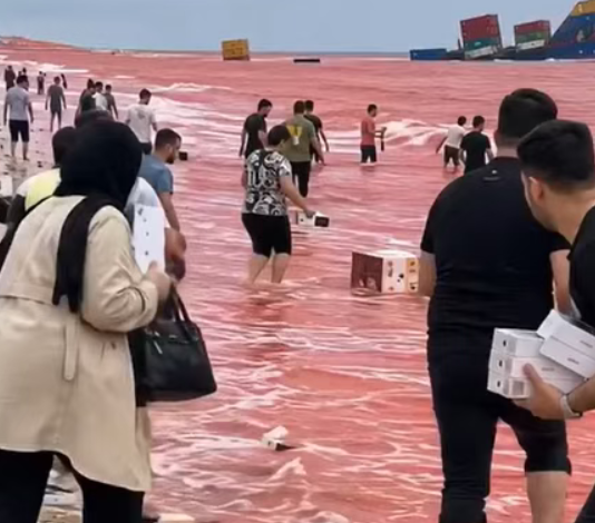 千万播放全网疯传！霍尔木兹海峡海面漂满iPhone竟是AI编造 霍尔木兹海峡海面漂满iPhone竟是AI编造 第2张
