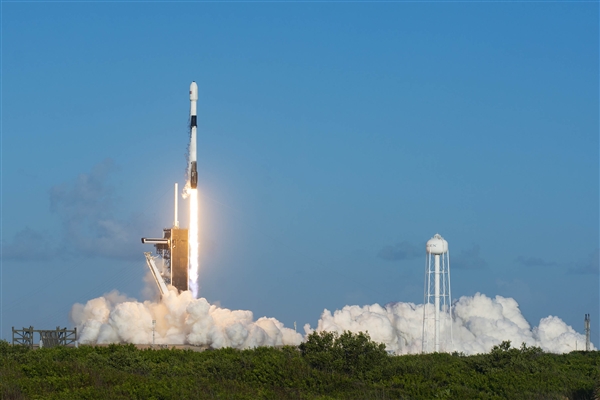 SpaceX上市以来首次季度盈利!马斯克再放豪言:1万亿美元营收目标或提前至2028年 SpaceX上市以来首次季度盈利 第2张 SpaceX上市以来首次季度盈利!马斯克再放豪言:1万亿美元营收目标或提前至2028年 SpaceX上市以来首次季度盈利 第2张
