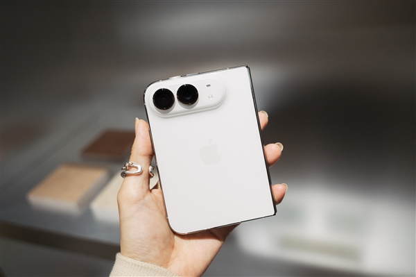 苹果折叠屏iPhone Duo明天发售：仅美国等地门店有现货！中国市场不提供 iPhone Duo 第2张